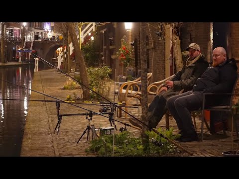 видео: Стритфишинг в городе Утрехт. (Нидерланды) Ночная рыбалка, поход по городу. Щука, судак, приключения.