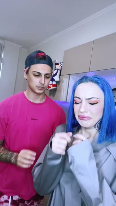 бегать голышом по пляжу