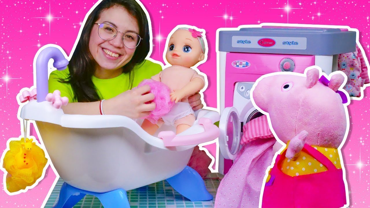La muñeca Alive se ha despertado mojada. Vídeos de bebés y Peppa Pig para niñas en español.