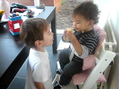 Dequartier - Olivier en Fabian delen een sinaasappel