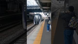 JR東日本長野支社の篠ノ井線の広丘駅を特急あずさ22号新宿行きが広丘駅を通過する。ミュージホーン1回