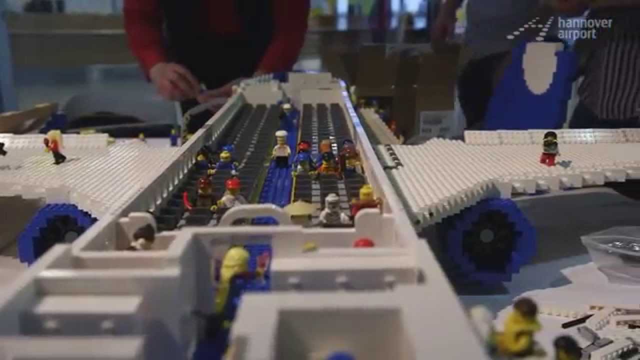 LEGO ® Flugzeug aus 9764 Steinen - Großbauprojekt am Hannover Airport