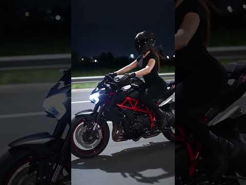 j'aime rouler la nuit 🌃🥰#moto #motarde #casque #nuitcalme