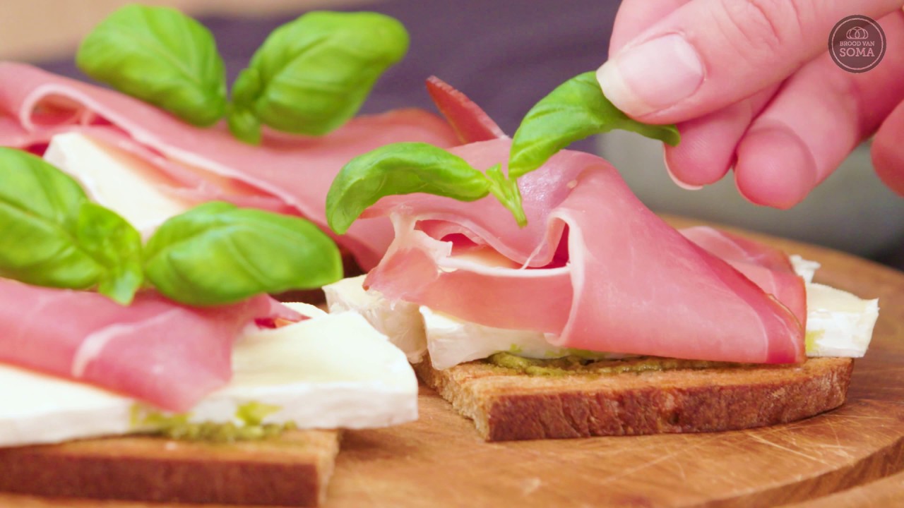 Speltkorenbrood met pesto, brie & rauwe ham