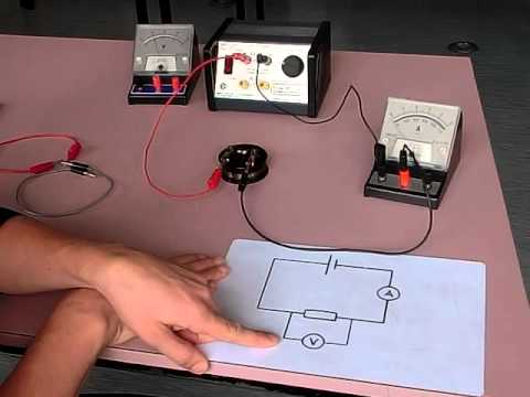 Video: Hvordan forbinder man amperemeter og voltmeter i et kredsløb?
