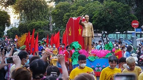 Nghìn người dân chen chân để xem diễu hành Tết Nguyên tiêu ở TPHCM