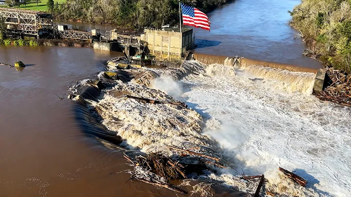 Oregon, USA! Historic Flooding Hits the Clackamas River, Submerging Homes Across Western Oregon