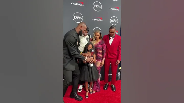 LeBron James posing Zhuri with the ESPY Award 🥹🏆 #shorts - DayDayNews