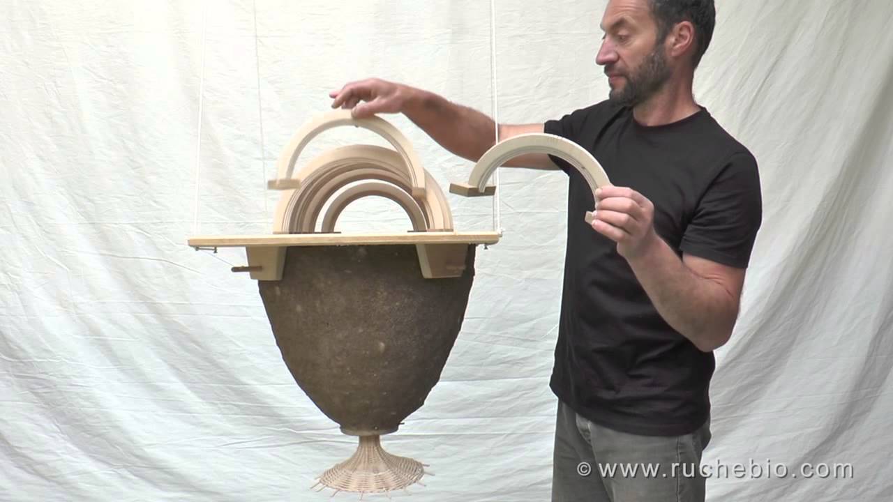 La ruche Solaire ou Sun hive - une ruche en paille pour les abeilles - rucher école Villa le Bosquet