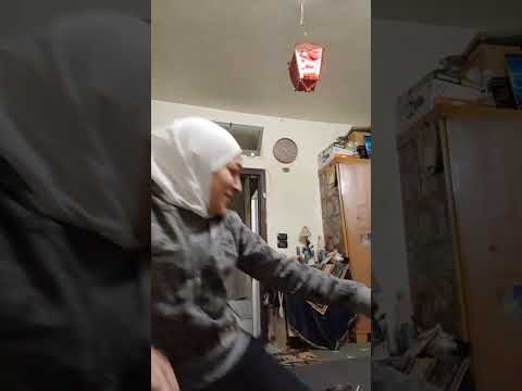 كنت خفيفة ظل مع امي 