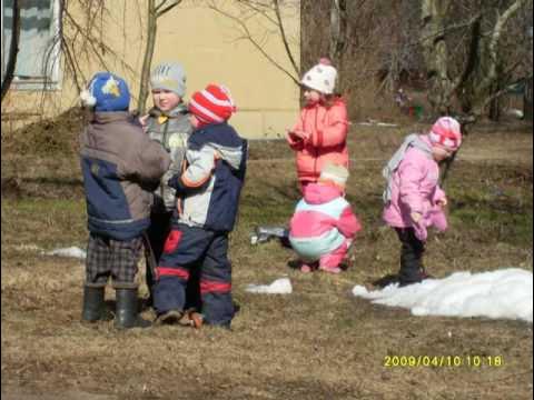 Прогулка по весеннему лесу младшая группа. Весенняя прогулка в детском саду. Дети гуляют в детском саду весной. Дети на прогулке весной в саду.