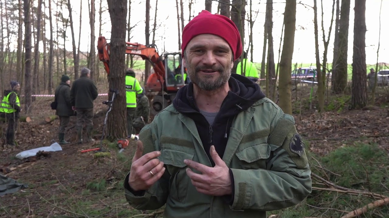 POSZUKIWACZE HISTORII WYDOBYWAJĄ CZĘŚCI CZOŁGU T-34-85 POD DĄBRÓWNEM