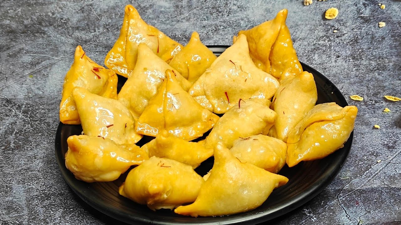 This Holi Try Something Different! Meetha Samose in Chasni || Gujiya Nahi Meethe Samose #holi