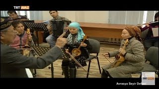 Dombra ve Birçok Enstrüman Eşliğinde Bir Ezgi ile Orkestra Şov - TRT Avaz Resimi