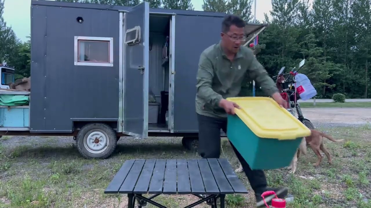 零上35度的高温汗流浃背的坚持，露营到检查站停车场喝小米稀饭加馒头发糕