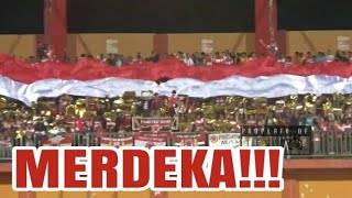 SUPORTER MADURA UNITED BENTANGKAN BENDERA MERAH PUTIH RAKSASA MERIAHKAN HUT RI