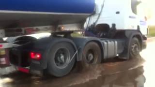 El agua pasa sobre Ruta 17 a la altura de Obispo Trejo