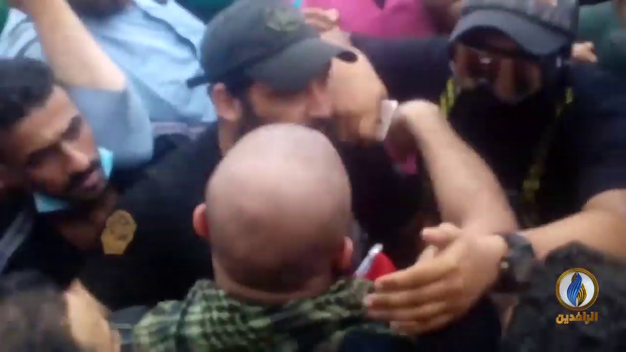متداول | متظاهرو ساحة التحرير يطردون المدعو 