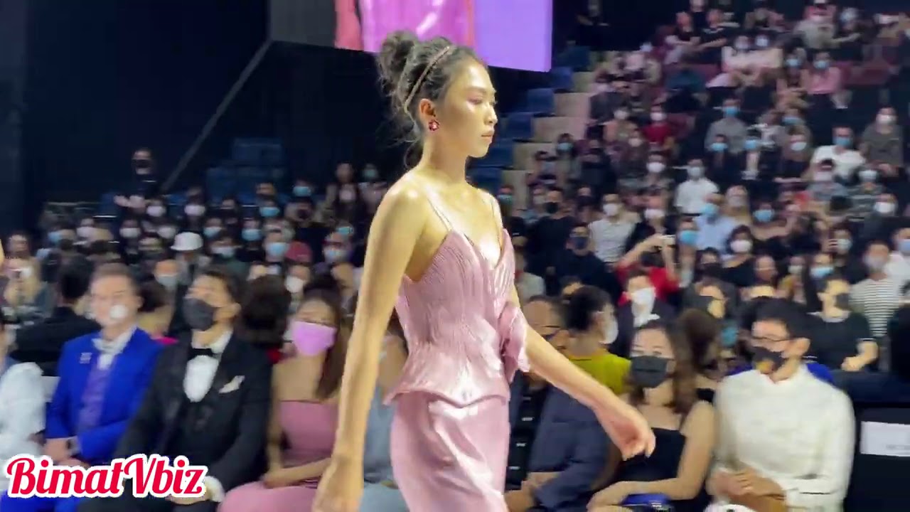 Hoa hậu Trần Vũ Hương Trà bị lộ hàng trên sàn catwalk