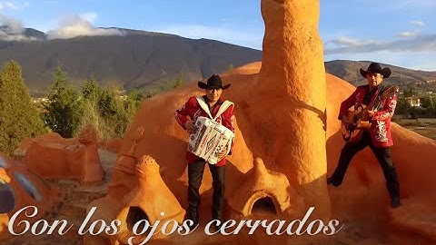 La Pandilla Del Rio Bravo - Con Los Ojos Cerrados | Video Oficial