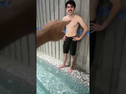 فيديو: هل كتل الجليد تبرد حمام السباحة الخاص بي؟