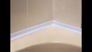 Клеим бордюр между ванной и стеной