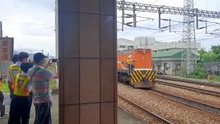 8773次花蓮發車經由北迴線歷史上首度第一次開往迴送樹林調車場的試運轉EMU3000型十二輛編組EMU3001皮蛋豆腐號+拉著R106單柴電頭，首度第一次沒見面會下船後直接後天迴送台北