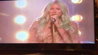 Kesha performing Praying live on Jimmy Fallon on album release night