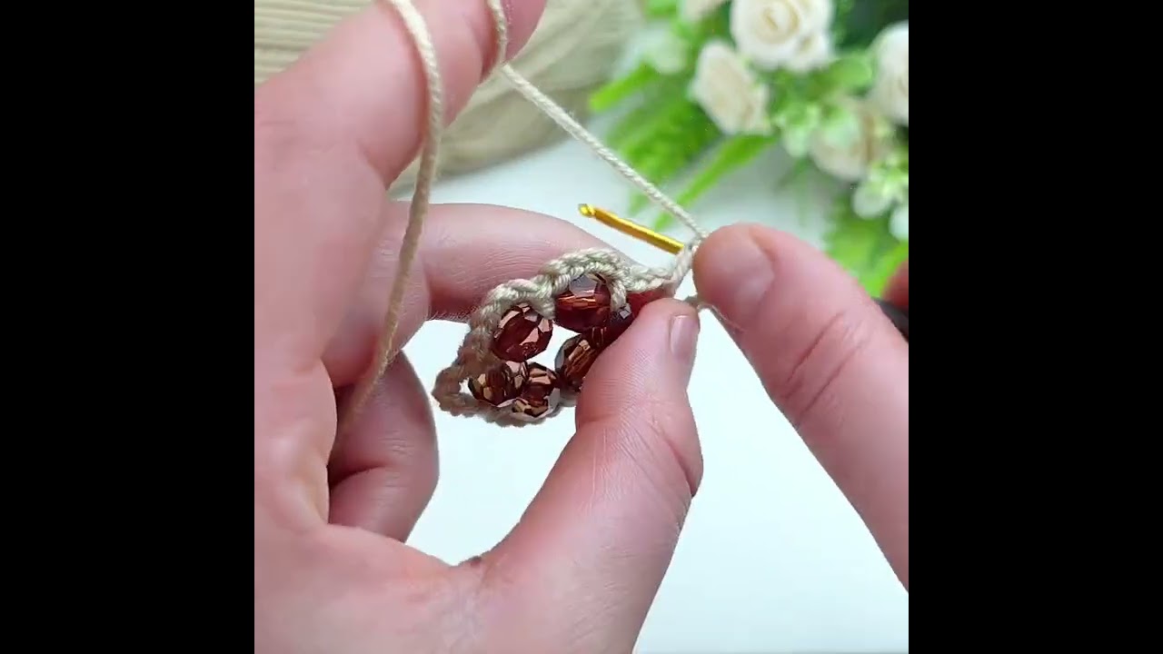  طريقة عمل ميدالية كروشيه على شكل زهرة بخيط قطني وخرز ، مناسب للمبتدئين ويمكن استخدامه كميدالية 🤩🤍