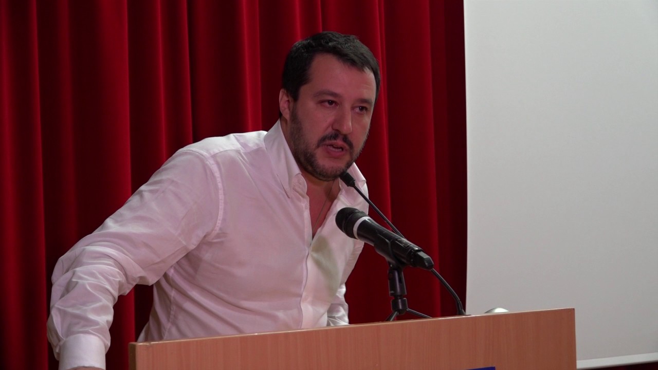 Salvini show: “Padoan paga il latte con i bond e Alfano recluta vecchietti”
