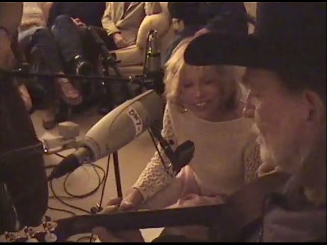 Carly Simon - Pretty Paper feat. Willie Nelson