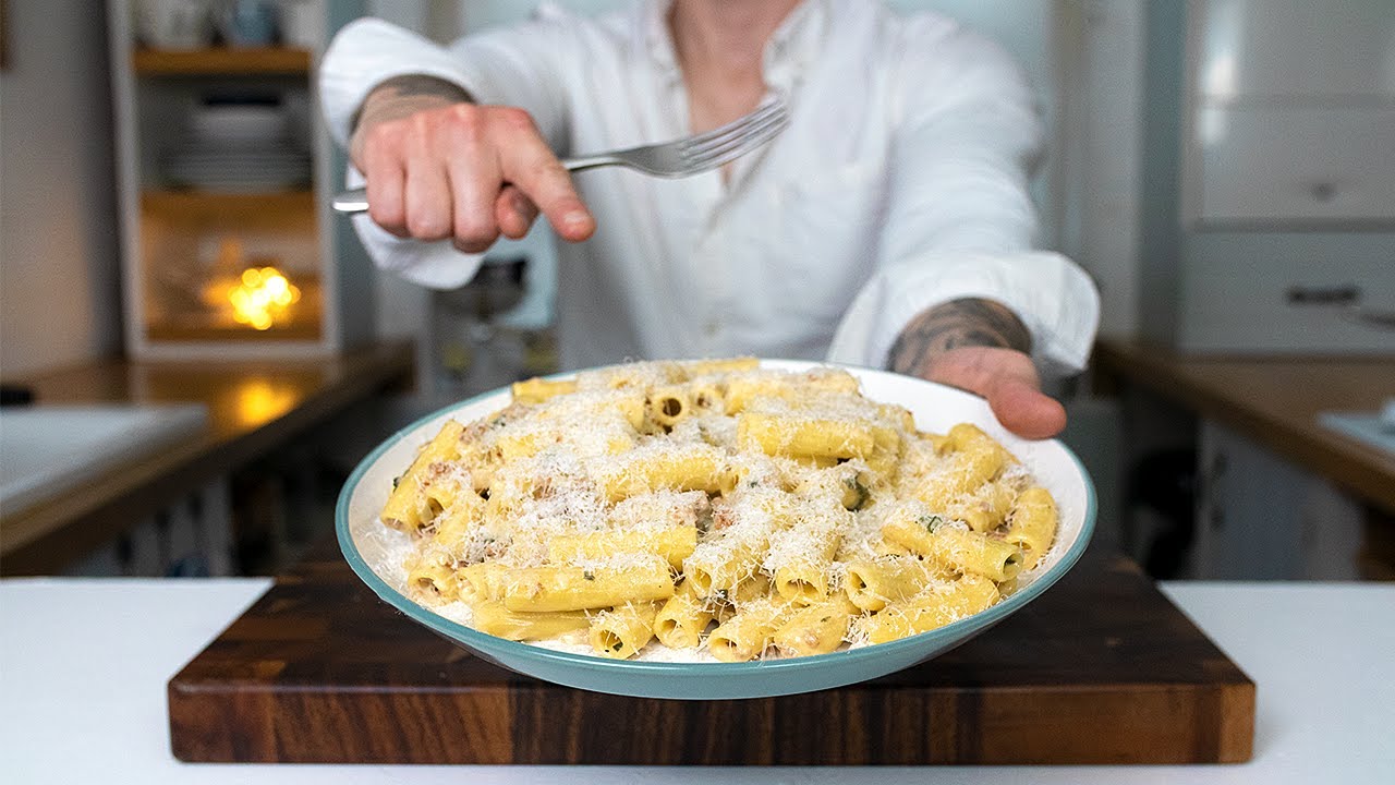 Это блюдо из пасты невероятно вкусное! Торталигони с колбасой и сливочным соусом с шалфеем.