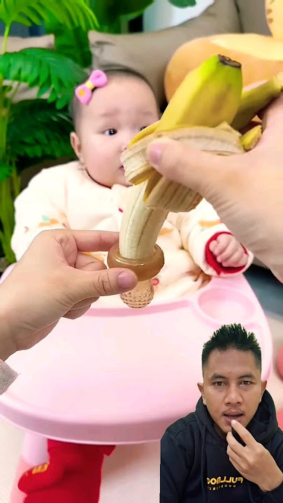 bayi makan pisang pake dot