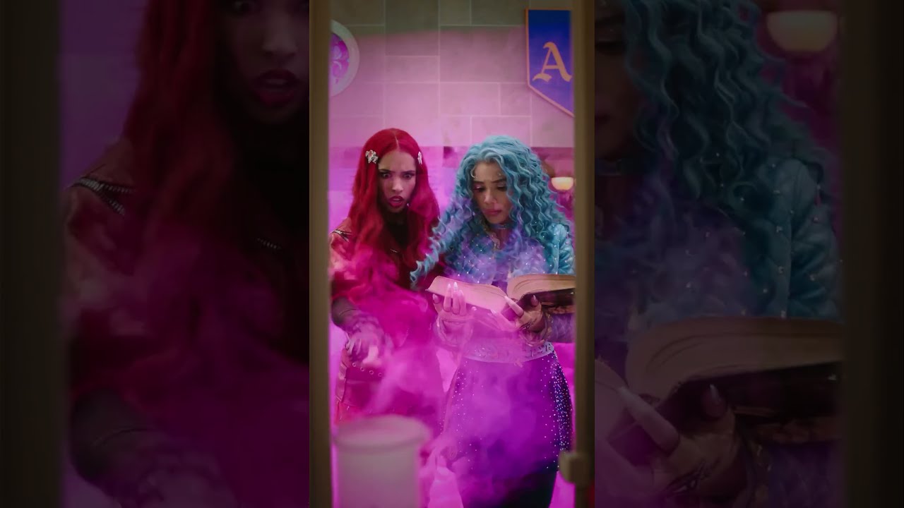 A letter threatens to expose Red & Chloe's secret! 🤫 |  Locker Diaries: Descendants | Disney Channel