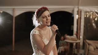Panna Młoda śpiewa na weselu. Niespodzianka dla Pana Młodego