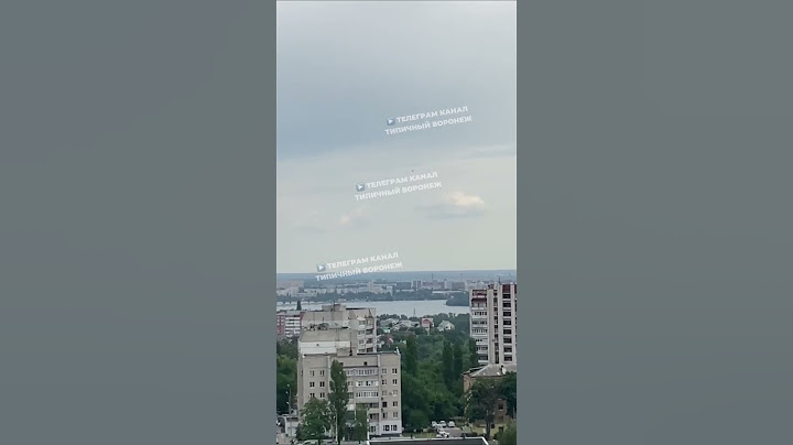 В Сети появились кадры падения беспилотника на жилой дом в Воронеже