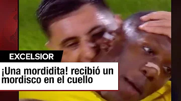 Jugador da pase-gol y su compañero lo muerde en el cuello para celebrar