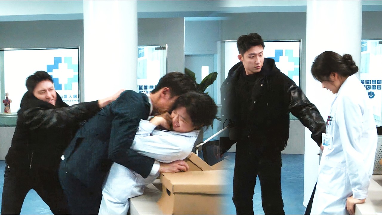 情敵瘋狂求愛試圖侵犯她，嚇壞灰姑娘！霸總及時出現將情敵打倒，抱著灰姑娘輕聲安慰！#冬至 #黄景瑜 #孙千 #霸总 #爱情