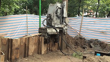 Thi công cừ larsen tại Đại học Thuỷ Lợi.