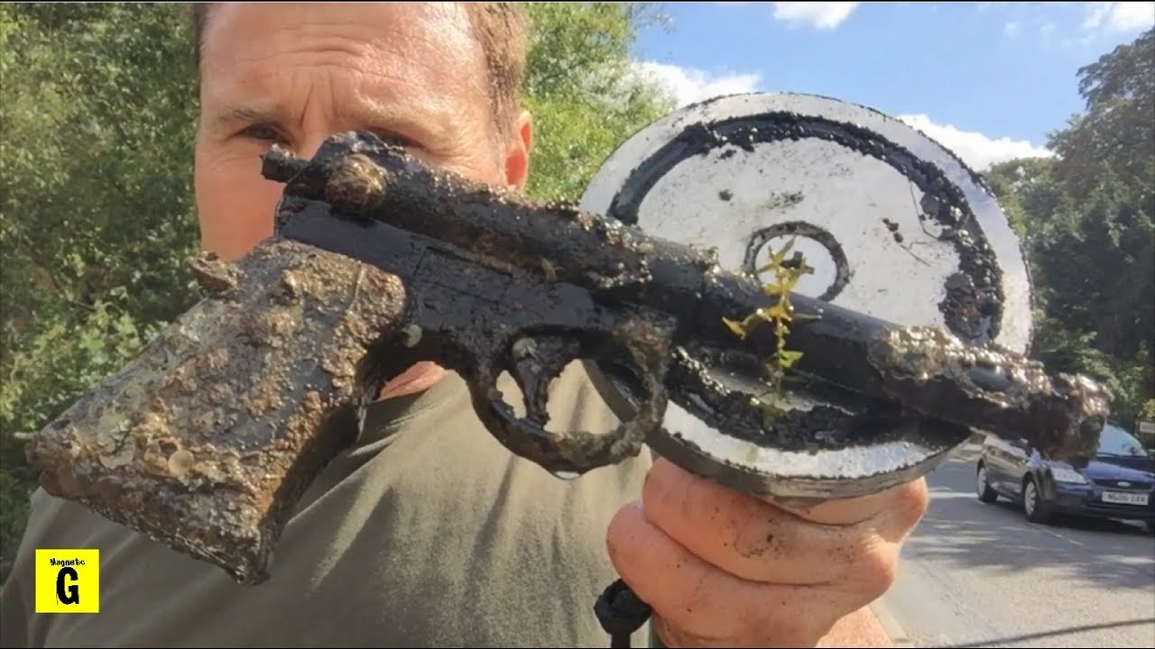 CRAZY Roadside Fishing………..Found Guns Knives The Lot!!! YouTube