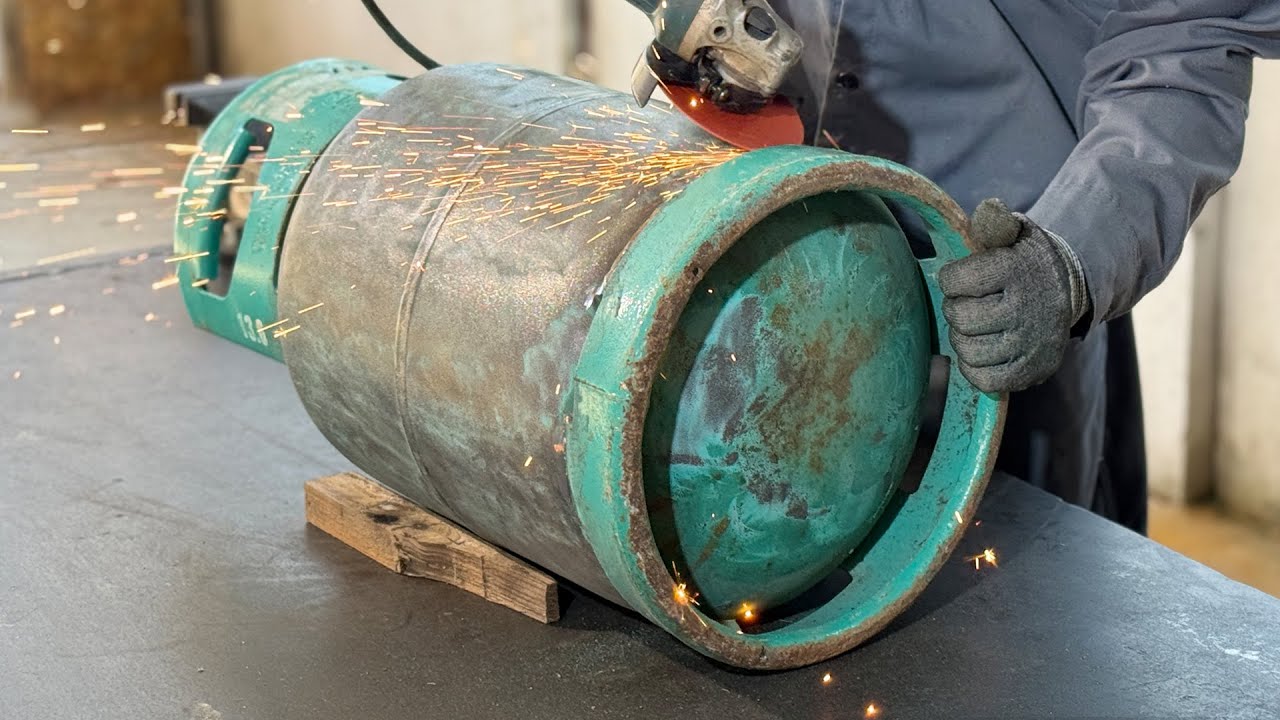 Creative / Making a wood-burning stove from old gas cylinders.