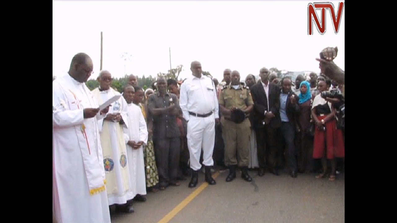 Priests hold mass on Masaka road in remembrance of accident victims