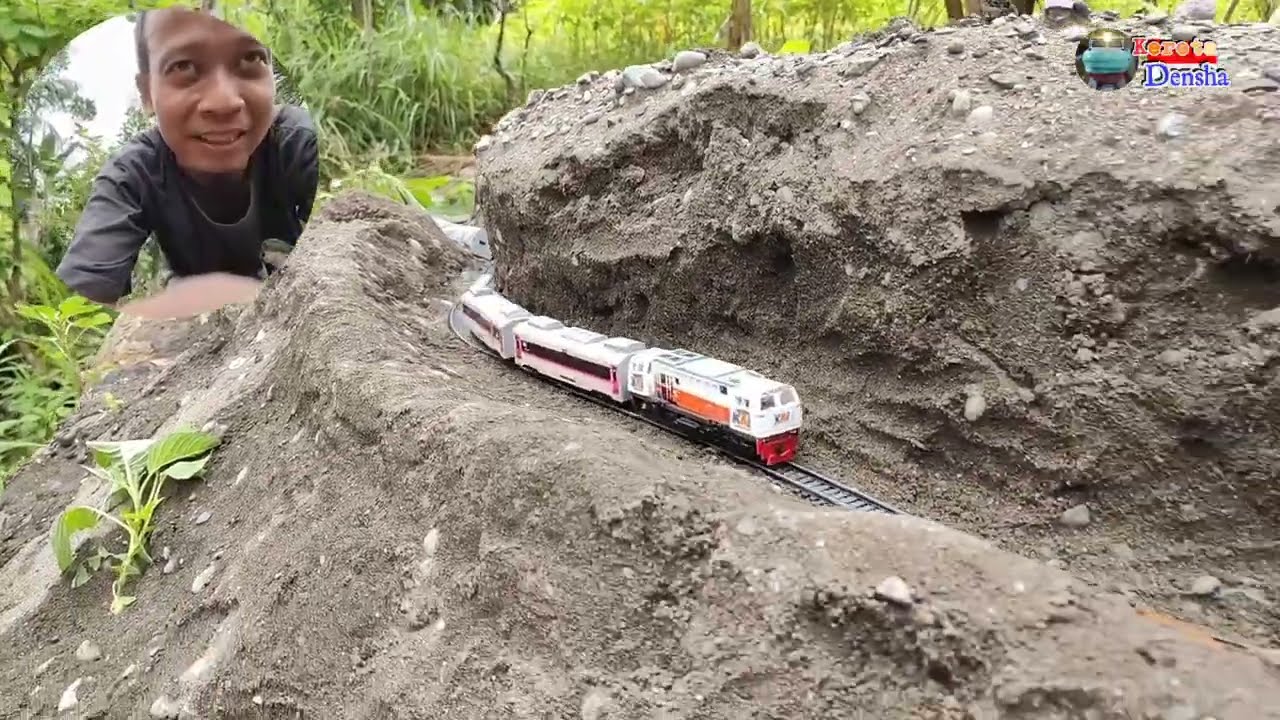 Kereta Api Argo Sindoro Mengurangi Kecepatan di Track Gunung Pasir