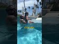 Mamá vs papá en la piscina 😂