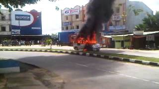 Video Aksi Pembakaran Mobil Dinas Puskesmas Poasia, Kendari, Sulawesi Tenggara