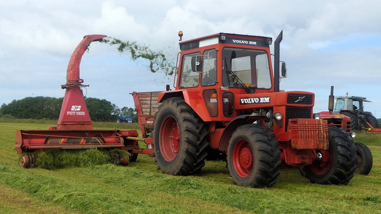 Volvo BM 810 Turbo & Volvo 2654 in the field working at Grass Day