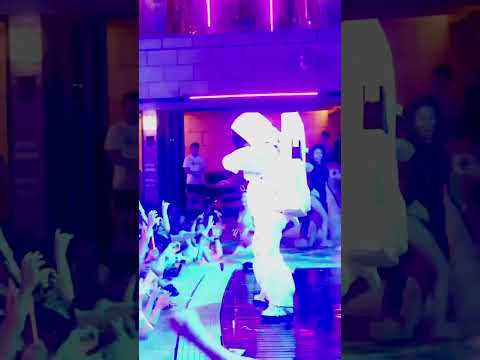 파라다이스시티 풀파티에 나타난 우주인?! #M51 #purpoolparty
