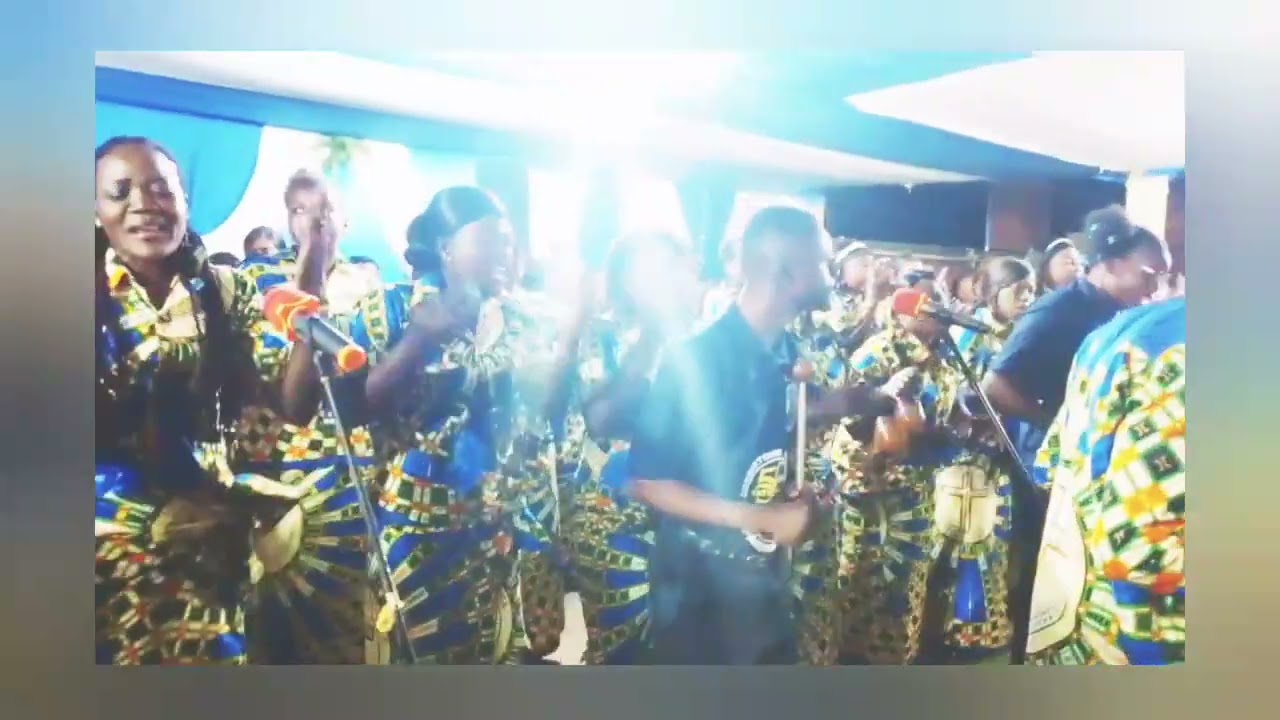 Kilombo vuvu nkayi en concert du 50 ème anniversaire avec le frère Ismaël ; Mervelin et maman Edith 