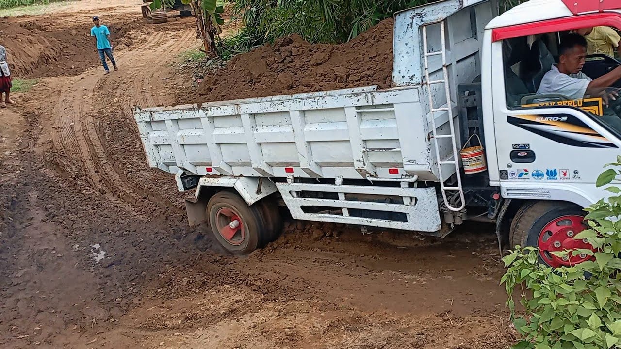 Auto menjerit ketika Dump truk slip saat muat