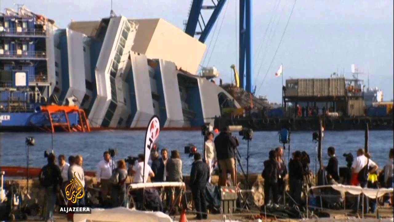 يجري سحب سفينة كوستا كونكورديا العالقة.